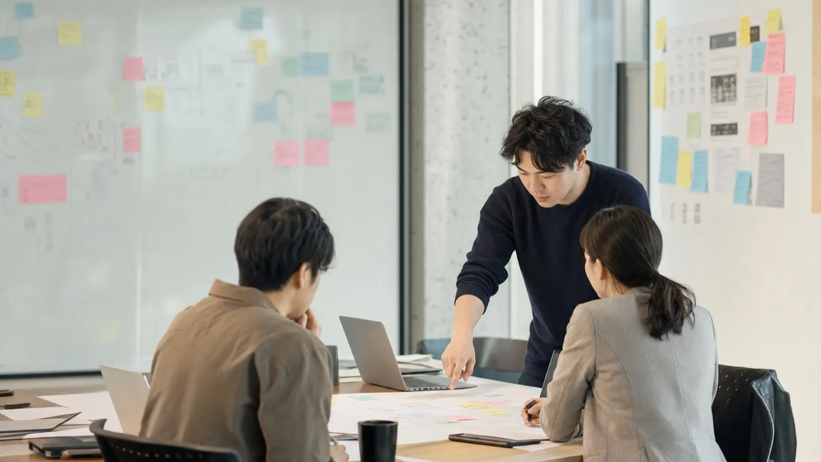 企業の現場で業務フローを見ながらAI統合を進めるFDEの会議風景