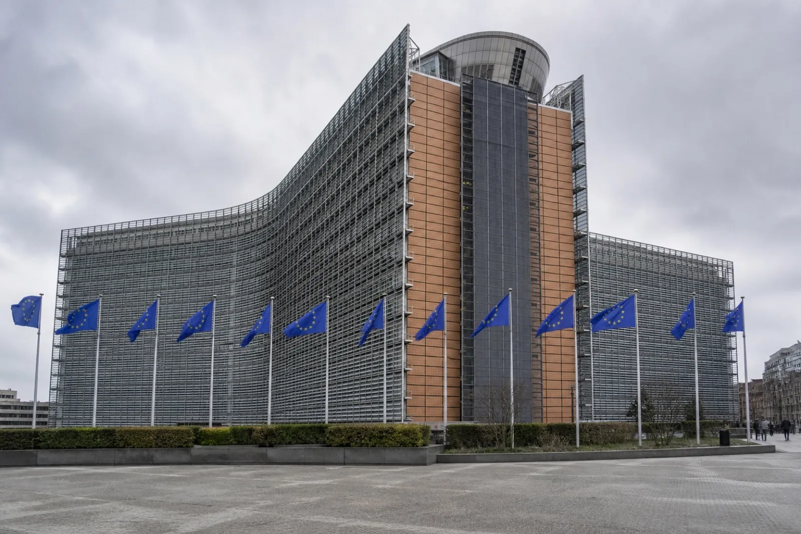 ブリュッセルの欧州委員会ベルレモン館と、前に並ぶEU旗